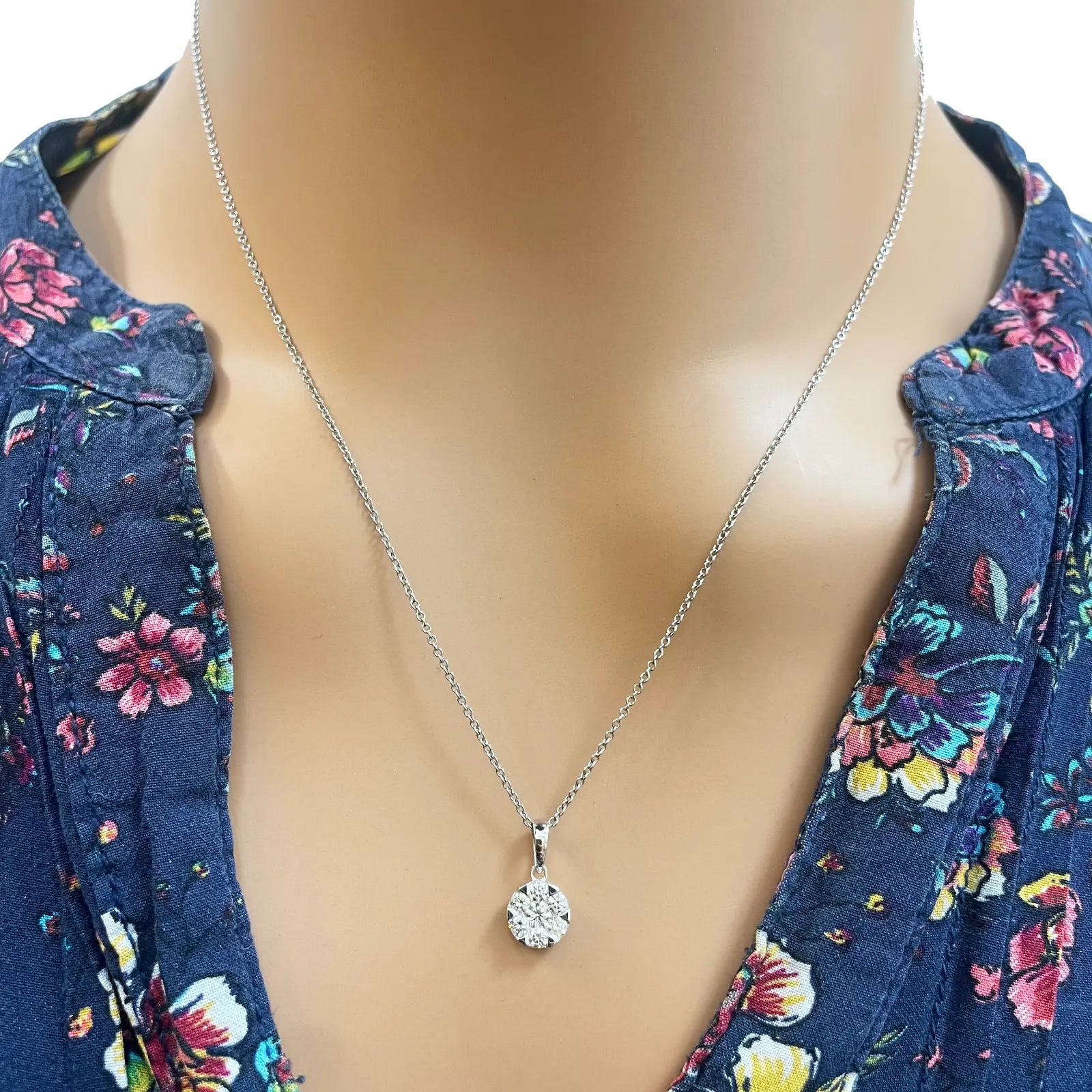 14ct White Gold Diamonds Round Pendant Necklace 0.32ct 