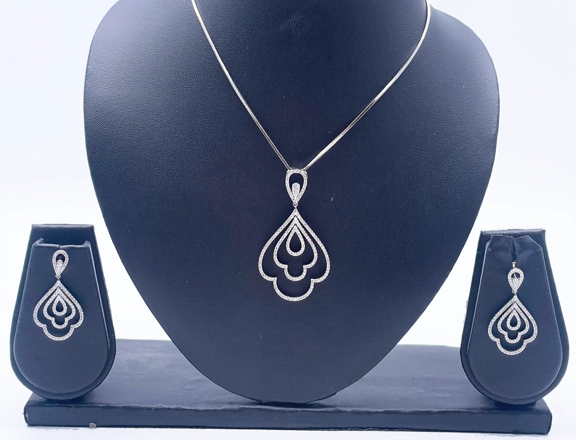 18ct White Gold Diamond Pendant & Chain + Matching Earrings 2.56cts SI/G-H 